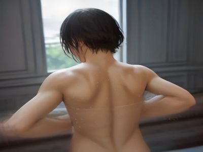 妈妈的朋友主角年轻男性角色，在温暖室内光线下若有所思的神情，情感细腻表演